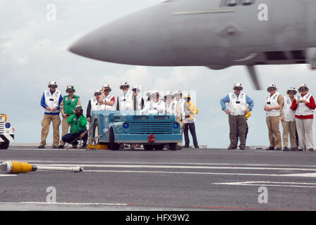 090526-N-7656T-066 de l'OCÉAN ATLANTIQUE (26 mai 2009) l'ancien président américain George H. W. Montres de ÒBarbaraÓ Bush spécialement peint un tracteur de remorquage qu'un F/A-18F Super Hornet est catapulté sur le pont d'envol du porte-avions USS George H. W. Bush (CVN 77). Bush, l'avion s'carrierÕs homonyme, était à bord pour regarder les opérations de poste de pilotage, l'accomplissement d'un souhait qu'il a faite en 2006 à l'shipÕs baptême. (U.S. Photo par marine Spécialiste de la communication de masse 1re classe Michael Tackitt) Parution/US Navy 090526-N-7656T-066 l'ancien président américain George H. W. Montres de Bush Banque D'Images