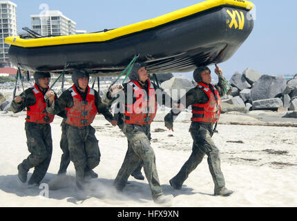 090527-N-4301H-006 Coronado, Californie (27 mai 2009) Première phase de démolition sous-marine de base/JOINT (BUD/s) les candidats d'un équilibre entre une petit bateau gonflable sur la tête tout en se dirigeant vers l'océan Pacifique. Première phase est un cours de huit semaines que les trains, prépare et examine les compétences des candidats dans leur conditionnement physique ; eau ; compétences ténacité mentale et travail d'équipe. (U.S. Photo par marine Spécialiste de la communication de masse 2e classe/Hinkle-Lymas Shauntae) Parution US Navy 090527-N-4301H-006 de base de la première phase des travaux de démolition sous-marine-SEAL (BUD-s) les candidats d'un équilibre entre une petit bateau gonflable sur la tête Banque D'Images