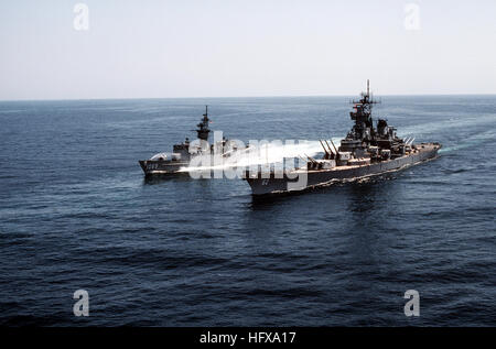 Port Aérien bow view du cuirassé USS NEW JERSEY (BB-62) (à droite) et la frégate USS BAGLEY (FF-1069). Les navires font partie d'un groupe de travail en cours au large de la Californie. USS Bagley (FF-1069) et l'USS New Jersey (BB-62), 1983 Banque D'Images