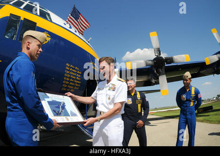 090530-N-1928O-163 Beloit, Wisconsin (30 mai 2009) Vice-amiral. Dirk J. Debbink, chef de la Réserve navale, reçoit un cadeau d'appréciation de Marine Corps Le Major a attiré Hess, et l'équipage du Hercules C-130 Blue Angels, Fat Albert, après une démonstration en vol au sud du Wisconsin de Marine Le Pen. Le salon est à l'occasion de la Semaine de la Marine du comté de Rock, l'un des 21 semaines prévues de la Marine à travers l'Amérique en 2009. Semaines de la marine sont conçus pour montrer aux Américains l'investissement qu'ils ont fait dans leur Marine et accroître la sensibilisation dans les villes qui n'ont pas une importante présence de la Marine. (U.S. Photo de la marine en masse Comm Banque D'Images