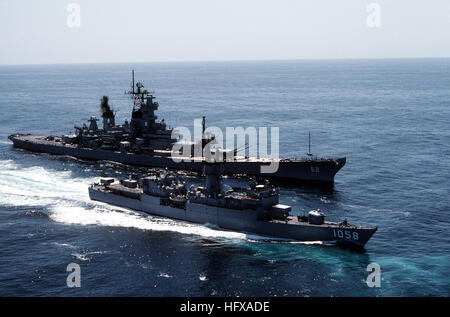 Vue aérienne de tribord du navire de guerre USS NEW JERSEY (BB-62) (arrière) et la frégate USS MEYERKORD (FF-1058). Les navires font partie d'un groupe de travail en cours au large de la Californie. Meyerkord avec USS USS New Jersey DN-ST-83-08979 Banque D'Images