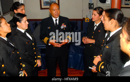 090611-N-4879G-256 Callao, Pérou (11 juin 2009) commandant de l'Escadron de destroyers (destroyers) 40 Le Capitaine Rodelio Laco parle de feminine les officiers de marine dans le carré des officiers de la frégate lance-missiles USS Doyle (FFG 39). La Marine péruvienne est toujours de commencer à intégrer les femmes officiers dans sa surface de travail. Doyle est déployée dans le cadre du Southern Seas 2009. Mers du Sud fait partie du Commandement Sud (US SOUTHCOM) Partenariat de la stratégie pour les Amériques, et l'accent sur le renforcement de la relation dans le SOUTHCOM Domaine d'intérêt. Cette année déploiement inclut Doyle, frégate lance-missiles USS Kauffman (FFG Banque D'Images