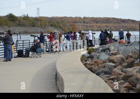 Un groupe de photographes à prendre des photos d'aigles à tête de pêche à Conowingo barrage dans le comté de Harford, Maryland, USA.. Banque D'Images