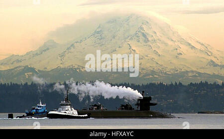 060104-N-0000M-001 Puget Sound, dans l'État (Janvier 1985). 4, 2006) Ð l'Ohio-classe sous-marin à propulsion nucléaire USS Alabama (SNLE-731) est déplacé 'Dead-stick" dans le son par une flottille de remorqueurs avec Mont Rainer en arrière-plan. La Marine américaine photographié par M. Anthony Madina (libéré) US Navy 060104-N-0000M-001 La classe Ohio-sous-marin à propulsion nucléaire USS Alabama (SNLE-731) Banque D'Images