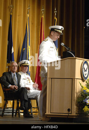 L'amiral Mike Mullen prend le commandement en tant que chef des opérations navales à l'académie navale des États-Unis, succédant à l'amiral Vern Clark. Mullen commandait auparavant le Commandement des forces interarmées de Naples avec des responsabilités opérationnelles de l'OTAN dans les Balkans, en Irak et en Méditerranée. Banque D'Images