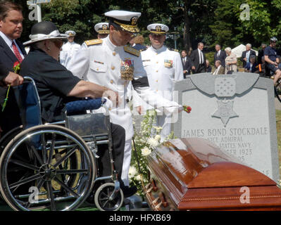 Service funéraire tenu pour le vice-amiral à la retraite James B. Stockdale, honorant son service en tant qu'aviateur naval, prisonnier de guerre du Vietnam, pilote d'essai, universitaire et récipiendaire de la médaille d'honneur, assisté par la famille, les amis et les camarades de navire. Banque D'Images