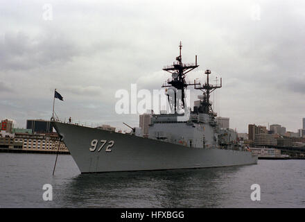 Un port bow view de la classe Spruance destroyer USS OLDENDORF (DD-972) avec la ville en arrière-plan. USS Oldendorf DD-972 Banque D'Images