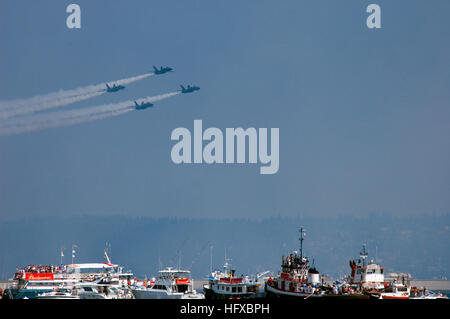 050806-N-3390M-008 Seattle (Août 6, 2005) - L'équipe de démonstration de vol de la Marine américaine, le 'Blue Angels' effectuer une manœuvre sur le lac Washington à Seattle Seafair les événements de Seattle, Washington, le fly Blue Angels le F/A-18A Hornet, effectuant environ 30 manoeuvres lors la démonstration aérienne de plus d'une heure. Seafair Seattle est d'un mois du festival d'été traditionnel, qui comprend des défilés, le sport amateur, de la montre et des courses de bateau. U.S. Navy photo by Photographer's Mate 3 classe Douglas G. Morrison (libéré) US Navy 050806-N-3390M-008 qu'il équipe de démonstration en vol de la Marine américaine Banque D'Images