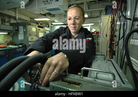 050809-N-4321F-031 USS Kitty Hawk (CV 63), en mer (Août 9, 2005) --électricien Aviation 2e classe Automne Robles de South Bend, Indiana, de résoudre les problèmes d'un composant à partir d'un E2-C Hawkeye à bord du USS Kitty Hawk (CV 63). Kitty Hawk's IM-3 division contribue à la durabilité de la flotte d'aéronefs de surveillance et en maintenant l'équipement électronique. La Navy USS Kitty Hawk Carrier Strike Group, y compris l'escadre aérienne a entrepris, et USS Boxer (DG 4) participent à la troisième édition annuelle de l'air commun et d'un exercice en mer (JASEX) 2005 avec l'US Air Force, et Corps des Marines américains dans le Pacifique occidental. Banque D'Images