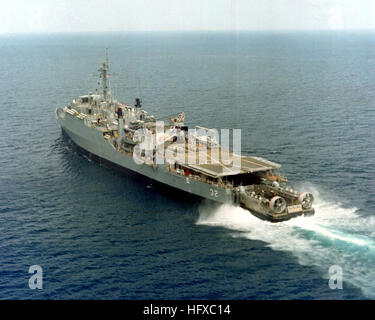 L'assaut amphibie de débarquement Jeff-B (AALC) pénètre dans la station d'atterrissage bien du dock, le USS SPIEGEL GROVE (LSD-32) au cours de l'exploitation au large des côtes de la Floride. USS Spiegel Grove LSD-32 Banque D'Images