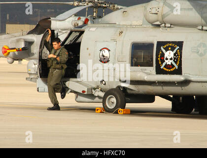 Le SH-60B Seahawk du HSL-49 arrive à la Naval Air Station North Island après un déploiement de sept mois à bord de l'USS Antietam (CG 54) pour soutenir les opérations de guerre mondiale contre le terrorisme. Banque D'Images