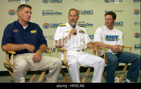 050823-N-5862D-135 Charlotte, N.C. (16 août 2000 23, 2005) Ð le recrutement dans la Marine, commandant de l'arrière, Commande Adm. Jeffrey Dale Fowler et de la Marine, le propriétaire de l'équipe et pilote de NASCAR Dale Earnhardt Jr., droite, et le pilote Mark McFarland, gauche, annoncer aujourd'hui lors d'une conférence de presse à Lowes Motor Speedway Charlotte, N.C., que la Marine va parrainer une nouvelle équipe administré par Earnhardt Jr., 2006 pour la série NASCAR Busch. L'équipe présentera une Chevrolet Monte Carlo Numéro 88 entraîné par McFarland et porteront le ÒNavy lifeÓ - Accélérer votre promoteur principal logo. U.S. Navy photo de photographe en chef 4400 Chris Desmond ( Banque D'Images