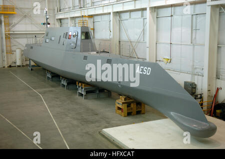 050823-N-7676W-052 Bayview, Idaho (Aug. 23, 2005) - Le Navire électrique avancée (AESD), démonstrateur Jet Mer, financé par le Bureau de la recherche navale (ONR), est un navire de 133 pieds situé à la Naval Surface Warfare Center Carderock Division, le détachement de la recherche acoustique, Bayview Idaho. Jet de la mer sera exploité sur le lac Pend Oreille, où il sera utilisé pour l'essai et la démonstration de technologies différentes. Parmi les premières technologies testés seront une décharge sous-marine de Rolls-Royce au jet d'eau, Marine Marine Inc., appelé AWJ-21, un concept de propulsion avec les objectifs d'accroître les propul Banque D'Images