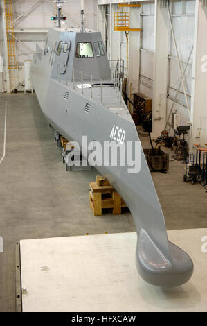 050823-N-7676W-070 Bayview, Idaho (Aug. 23, 2005) - Le Navire électrique avancée (AESD), démonstrateur Jet Mer, financé par le Bureau de la recherche navale (ONR), est un navire de 133 pieds situé à la Naval Surface Warfare Center Carderock Division, le détachement de la recherche acoustique, Bayview Idaho. Jet de la mer sera exploité sur le lac Pend Oreille, où il sera utilisé pour l'essai et la démonstration de technologies différentes. Parmi les premières technologies testés seront une décharge sous-marine de Rolls-Royce au jet d'eau, Marine Marine Inc., appelé AWJ-21, un concept de propulsion avec les objectifs d'accroître les propul Banque D'Images