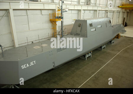 050823-N-7676W-103 Bayview, Idaho (Aug. 23, 2005) - Le Navire électrique avancée (AESD), démonstrateur Jet Mer, financé par le Bureau de la recherche navale (ONR), est un navire de 133 pieds situé à la Naval Surface Warfare Center Carderock Division, le détachement de la recherche acoustique, Bayview Idaho. Jet de la mer sera exploité sur le lac Pend Oreille, où il sera utilisé pour l'essai et la démonstration de technologies différentes. Parmi les premières technologies testés seront une décharge sous-marine de Rolls-Royce au jet d'eau, Marine Marine Inc., appelé AWJ-21, un concept de propulsion avec les objectifs d'accroître les propul Banque D'Images