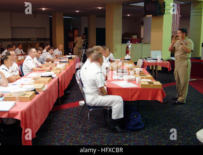 050824-N-0962S-045 Millington, Tennessee (16 août 2000 24, 2005) - Master Chief Petty Officer de la Marine (MCPON) Terry Scott parle de plus de 40 marins de Millington, Tennessee, sélectionnés pour devenir premier maître. MCPON a expliqué à la nouvelle lune de l'importance d'apprendre les quatre premier maître de compétences de base introduit en 2001. Chaque année, MCPON passe les six semaines en saison au harem chef diverses commandes tout au long de la Marine. Photo de la Marine américaine par le journaliste 1re classe Brandan W. Schulze (libéré) US Navy 050824-N-0962S-045 Master Chief Petty Officer de la Marine (MCPON) Te Banque D'Images