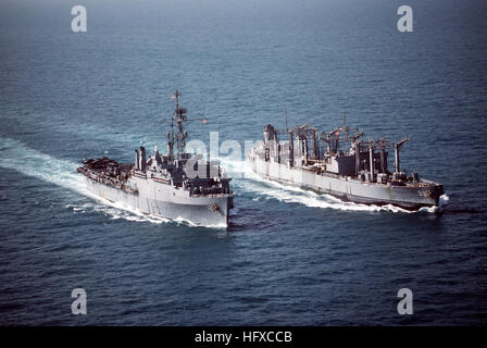 Une antenne avant tribord vue du quai de transport amphibie USS SHREVEPORT (LPD 12) et l'USS lubrificateur CALOOSAHATCHEE (AO) 98 en cours lors de l'opération d'intenses. USS Shreveport (LPD-12), USS Caloosahatchee (AO-98) 1984 Banque D'Images