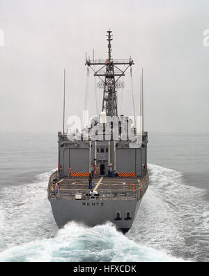 Vue arrière de l'antenne de la classe Oliver Hazard Perry frégate lance-missiles USS RENTZ (FFG 46) en cours pendant les essais en mer. USS Rentz stern Banque D'Images