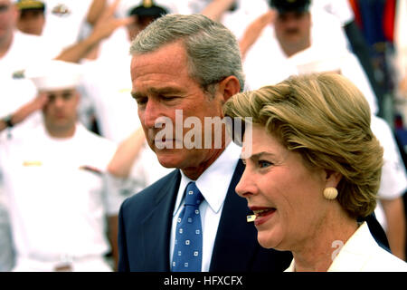 050830-N-5549O-024 Coronado, Californie (16 août 2000 30, 2005) - Le Président George W. Bush et la Première dame Laura Bush devant une foule de marins avant de délivrer un discours à l'occasion du 60e anniversaire de la victoire sur le Japon (VJ Day) au cours de la Seconde Guerre mondiale. La cérémonie a eu lieu à bord de Naval Air Station North Island et a été suivi par les membres du service. U.S Navy photo by Photographer's Mate 3e classe Kevin S. O'Brien (libéré) US Navy 050830-N-5549O-024 Le Président George Bush et de la Première dame Laura Bush devant une foule de marins avant de délivrer un discours en commémoration de la Banque D'Images