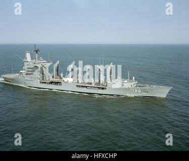 Un avant tribord vue de la flotte oiler USS PLATTE (KM 186) en cours. USS Platte (AO-186) Oct1984 Banque D'Images