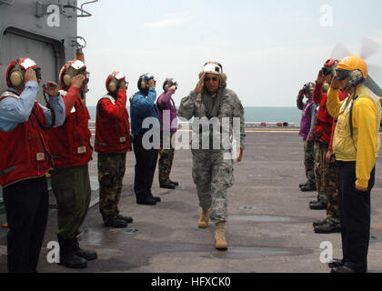 050831-N-5561D-001 Golfe du Mexique (16 août 2000 31, 2005) - Commandant de la Force opérationnelle Katrina, de l'armée américaine le général Russel honoré, salue comme il marche par rainbow sideboys sur le poste de pilotage à bord du navire d'assaut amphibie USS Bataan (DG 5). Le lieutenant général honoré visité Bataan pour obtenir une expérience de première main en l'équipage du navire de secours. BataanÕs implication dans les opérations d'aide humanitaire est un effort mené par le Département de la Défense en collaboration avec l'Agence fédérale de gestion des urgences. Bataan a été chargé d'être le Coordonnateur des secours en cas de catastrophe maritime pour le Banque D'Images