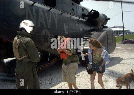 050902-N-1467R-034 New Orleans (sept. 2, 2005) - 2e classe Ordnanceman aviation Mathew Ethridge affectés à la lutte contre les mines de l'hélicoptère un escadron de cinq (HM-15) en poste à la Naval Air Station Corpus Christi, Texas réfugiés direct à bord d'un MH-53E aéronef. HM-15 fonctionne à partir de l'assaut amphibie USS Bataan (LHD-5) et l'aident dans le sauvetage des victimes de l'ouragan Katrina et la prestation de première nécessité de maintien de la vie au centre-ville de La Nouvelle-Orléans et de Biloxi (Mississippi). La participation de la marine dans les opérations d'aide humanitaire est dirigé par la Federal Emergency Management Ag Banque D'Images