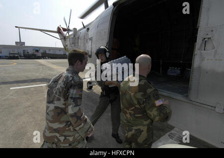 050902-N-5328N-444 New Orleans (sept. 2, 2005) - le personnel militaire de décharger les cas de l'eau près du Superdome à La Nouvelle-Orléans, d'un Marine américain UH-3H hélicoptère Sea King à la Nouvelle Orléans, piloté par un équipage de l'hélicoptère à bord de l'unité de soutien Naval Air Station Pensacola, Floride La Marine de participer à l'assistance humanitaire est dirigé par la Federal Emergency Management Agency (FEMA), en collaboration avec le ministère de la Défense. U.S. Navy photo by Gary Nichols (libéré) US Navy 050902-N-5328N-444 militaires cas de décharge de l'eau près du Superdome à La Nouvelle-Orléans, États-Unis d'un Banque D'Images