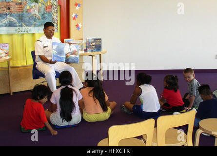 051105-N-5006P-025 San Antonio, Texas (nov. 5, 2005) - recruteur de la Marine, électricien, d'officier de 2e classe Adam Tobias, lit le livre 'Dino' marins à un groupe de jeunes enfants à la succursale principale de la Bibliothèque publique de San Antonio. La lecture à la bibliothèque est l'un des nombreux événements dans lesquels le recrutement de la Marine quartier San Antonio participe à l'appui de la Semaine de la marine 2005. Vingt de ces semaines sont prévues cette année dans les villes à travers les États-Unis, organisé par le Bureau de la marine de l'approche communautaire (NAVCO). NAVCO est une nouvelle unité chargée d'améliorer l'image de marque de la marine dans les zones avec une exposition limitée à la Banque D'Images