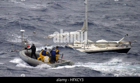 060522-N-7949H-004 de l'Océan Atlantique (22 mai 2006) - Une embarcation pneumatique à coque rigide (RHIB) à partir de la base de Norfolk croiseur lance-missiles USS Vella Gulf (CG 72) renvoie à une mobilité voilier après avoir sauvé deux membres de l'équipage néerlandais. Vella la première équipe d'embarquement du Golfe a inspecté le bateau et l'a évaluée comme de naviguer. Les bateaux capitaine, ne voulant pas le navire pour devenir un danger pour la navigation, a demandé à l'équipe de sauvetage du Golfe Vella remonter à bord du navire, récupérer les documents du bateau, certains effets personnels et le pignon, puis retirez la cale du bateau de préchauffage permettant le radoub du lavabo dans 2 000 brasses d'eau. Vella Gulf Banque D'Images