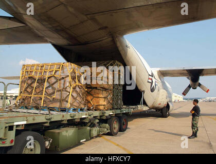 050903-N-6046R-016 de Fort Worth, Texas (sept. 3, 2005) - U.S. Air Force d'un membre de la 1re classe Juan Peralta, affecté à la 73e à l'APS Naval Air Station Joint Reserve Base (JFK) Fort Worth, Texas, surveille que les fournitures sont en cours de chargement sur un C-130 Hercules, affecté à l'Escadron de soutien logistique de la flotte quatre Cinq (VR-54). VR-54 est stationné à JRB Naval Air Station New Orleans. La participation de la Marine à l'ouragan Katrina, les opérations d'aide humanitaire est dirigé par la Federal Emergency Management Agency (FEMA), en collaboration avec le ministère de la Défense. U.S. Navy photo by Photographer's Mate Banque D'Images