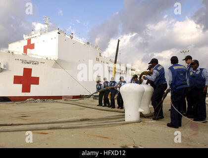 050905-N-1550W-001 Mayport, Floride (sept. 5, 2005) Ð marins se préparent à amarrer le transport maritime militaire (MSC) navire-hôpital USNS Comfort (T-AH 20), qu'il tire en Naval Station Mayport, en Floride, à prendre sur les fournitures sur le chemin de l'aide aux victimes de l'ouragan Katrina. La participation de la Marine à l'ouragan Katrina, les opérations d'aide humanitaire est dirigé par la Federal Emergency Management Agency (FEMA), en collaboration avec le ministère de la Défense. U.S. Navy photo by Photographer's Mate 2e classe Elizabeth Williams (libéré) US Navy 050905-N-1550W-001 marins se préparent à s'amarrer l'Armée Seali Banque D'Images