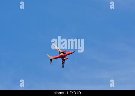 Un avion de la compagnie aérienne sud-ouest voler dans le ciel bleu Banque D'Images