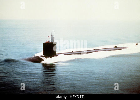 Une vue aérienne de la proue du port montre le sous-marin d'attaque à propulsion nucléaire USS Glenard P. Lipscomb (SSN-685) en cours, mettant en évidence la conception de sa coque et sa navigation en eaux libres. Banque D'Images