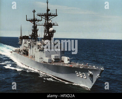 Une vue de l'avant tribord Spruance class destroyer USS JOHN RODGERS (DD 983) pendant qu'ils sont en cours. USS John Rodgers DD-983 Banque D'Images