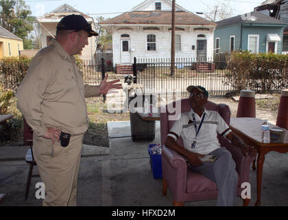 050905-N-8002S-005 New Orleans (sept. 5, 2005) - Commandant, USS TORTUGA (LSD 46), le cmdr. Mark H. Scovill, tente de convaincre un citoyen de La Nouvelle-Orléans pour se réfugier à bord de son navire. Les victimes de catastrophes à bord Tortuga sont donné de la nourriture, de l'eau et un endroit pour dormir avant leur transport vers un centre d'évacuation. Le navire est actuellement amarré à la base navale américaine de la Nouvelle Orléans à l'appui de l'ouragan Katrina, les opérations d'assistance humanitaire. NavyÕs la participation à l'ouragan Katrina, les opérations d'aide humanitaire est dirigé par la Federal Emergency Management Agency (FEMA), dans Banque D'Images