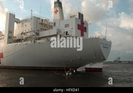 050905-N-7781D-093 Mayport, Floride (sept. 5, 2005) Ð La commande de transport maritime militaire (MSC) navire-hôpital USNS Comfort (T-AH 20), tire sur la station navale de Mayport, en Floride, à prendre sur les fournitures sur le chemin de l'aide aux victimes de l'ouragan Katrina. La participation de la Marine à l'ouragan Katrina, les opérations d'aide humanitaire est dirigé par la Federal Emergency Management Agency (FEMA), en collaboration avec le ministère de la Défense. U.S. Navy photo by Photographer's Mate 2e classe Andrea Decanini (libéré) US Navy 050905-N-7781D-093 La commande de transport maritime militaire (MSC) navire-hôpital USNS Comfort (T-AH 20) Banque D'Images