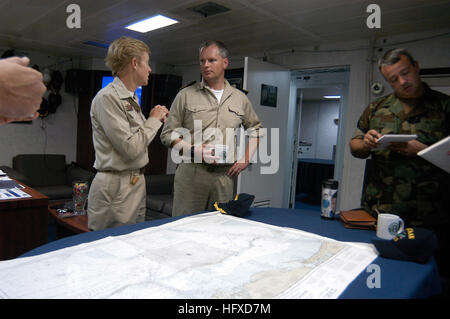 050907-N-8154G-056 Golfe du Mexique (sept. 7, 2005) Ð, commandant de l'USS Bataan (DG 5), Capt Nora Tyson, gauche, parle avec le commandant de la frégate de la marine néerlandaise van Amstel (F 831) sur l'endroit où les marins néerlandais peuvent aider le long de la Côte du Golfe. Van Amstel est en ce moment à la conduite des opérations au large de la côte de Biloxi, Mississippi pour aider avec l'ouragan Katrina. La participation de la Marine à l'ouragan Katrina, les opérations d'aide humanitaire est dirigé par la Federal Emergency Management Agency (FEMA), en collaboration avec le ministère de la Défense. U.S. Navy photo de c Banque D'Images