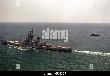 Un quart du port vue sur le navire de guerre USS IOWA (BB-61) en cours au cours de l'exercice Ocean Safari '85. Un SH-60B Sea Hawk s'approche de la poupe du navire. USS Iowa BB-61 - Océan Safari 85 - DN-SC-87-04799 Banque D'Images