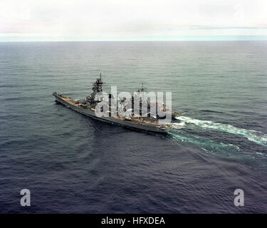 Un quart du port vue sur le navire de guerre USS IOWA (BB 61) ravitaillement de la frégate lance-missiles USS Halyburton (FFG 40) au cours de l'exercice OTAN OCEAN SAFARI '85. USS Iowa BB-61 et USS Halyburton FFG-40 - Océan Safari 85 - DN-SC-87-03286 Banque D'Images