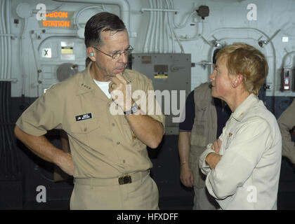 050910-N-8154G-142 Golfe du Mexique (sept. 10, 2005) - Chef des opérations navales (ONC), Adm. Michael G. Mullen, parle avec USS Bataan (DG 5) Commandant, le capitaine Nora Tyson, après avoir adressé l'équipage pendant un appel mains libres. Bataan est ancrée sur la côte du Mississippi fournit de l'aide aux victimes de l'ouragan Katrina sur la côte du golfe du Mexique. La participation de la Marine dans l'opération d'assistance humanitaire est dirigé par la Federal Emergency Management Agency (FEMA), en collaboration avec le ministère de la Défense. U.S. Navy photo by Photographer's Mate Airman Jeremy L. Grisham (publié) Banque D'Images