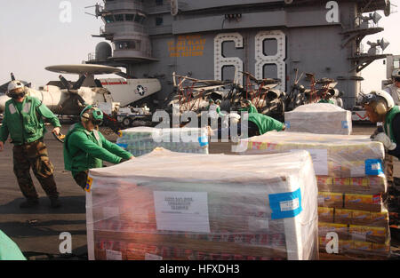 050912-N-1416P-053 du golfe Persique (sept. 12, 2005) - les membres d'équipage transporter des palettes de fournitures à bord du transporteur à propulsion nucléaire USS Nimitz (CVN 68) lors d'un ravitaillement vertical. Le groupe aéronaval du Nimitz est en ce moment sur un déploiement régulier et participe à des opérations de sécurité maritime (ASM). La MSO établir les conditions pour la sécurité et la stabilité dans l'environnement maritime, ainsi que compléter les efforts de contre-terrorisme et de sécurité des pays régionaux. La MSO nier les terroristes internationaux Utilisation de l'environnement maritime en tant que lieu de l'attaque ou au transport du personnel, wea Banque D'Images