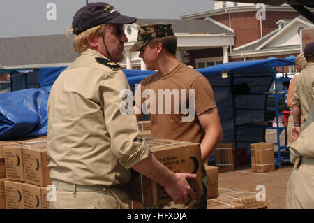 050912-N-0793G-003 Gulfport, Mississippi (sept. 12, 2005) - U.S. Navy Seabees, Royal Dutch, les marins et les Marines du Mexique charger la nourriture et l'eau dans des voitures à une croix rouge, centre de distribution à d'Iberville, mademoiselle la Marine de participer à l'ouragan Katrina, les opérations d'aide humanitaire sont menées par la Federal Emergency Management Agency (FEMA), en collaboration avec le ministère de la Défense. U.S. Navy photo de classe 3ème journaliste Chris Gethings (libéré) US Navy 050912-N-0793G-003 U.S. Navy Seabees, Royal Dutch, les marins et les Marines du Mexique charger la nourriture et l'eau dans des voitures à une croix rouge dis Banque D'Images