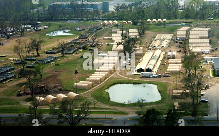 050913-N-9712C-001 New Orleans (sept. 13, 2005) - entrepreneurs civils et U.S. Navy Seabees affectés à la construction navale Bataillon Mobile quatre zéro (NMCB-40), construire une ville de tentes pour faciliter et militaires 7 500 Federal Emergency Management Agency (FEMA) personnel à La Nouvelle-Orléans. La participation de la Marine à l'ouragan Katrina, les opérations d'aide humanitaire sont menées par la Federal Emergency Management Agency (FEMA), en collaboration avec le ministère de la Défense. U.S. Navy photo by Photographer's Mate 3e classe John P. Curtis (libéré) US Navy 050913-N-9712C-001 les entrepreneurs civils un Banque D'Images