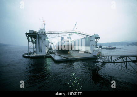 Un sous-marin est en appui à l'intérieur de la grande cale sèche flottante auxiliaire USS Los Alamos (BAD-7) peu avant d'être mis à l'eau à la flotte de la Marine Sous-marin balistique reposer Site 1. USS Los Alamos (BAD-7) Banque D'Images