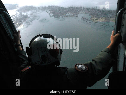 050925-N-6204K-014 de la Louisiane (sept. 25, 2005) Ð Un marin affecté à la lumière de l'Escadron d'hélicoptères anti-sous-marin quatre huit (HSL-48), regarde par la cabine de son SH-60B Seahawk hélicoptère comme il s'approche de la côte de la Louisiane. HSL-48 est en ce moment lancé à bord du navire d'assaut amphibie USS Iwo Jima (DG 7) effectuer des opérations de sauvetage et d'assistance à la suite de l'ouragan Rita. La participation de la Marine dans l'ouragan Rita les opérations d'aide humanitaire sont menées par la Federal Emergency Management Agency (FEMA), en collaboration avec le ministère de la Défense. U.S. Navy photo by Photographer's Banque D'Images