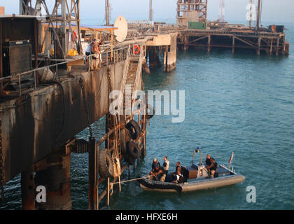 Des marins de l'USS Chosin (CG 65) ont attaché un RHIB lors de la livraison de repas au détachement mobile de sécurité 25 affecté à la protection des terminaux pétroliers irakiens, soutenant les opérations de sécurité maritime dans le golfe Persique. Banque D'Images
