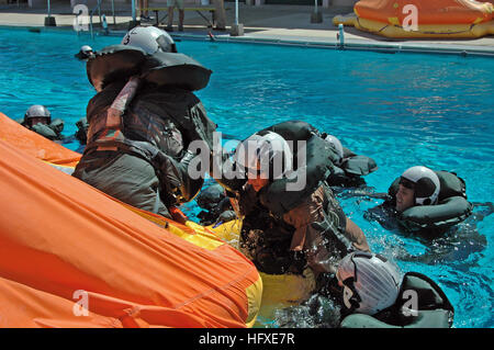 050927-N-7286M-016 Miramar, Californie (sept. 27, 2005) d'équipage air Marine Ð aider les uns les autres dans un radeau de 12 hommes d'attendre un sauvetage simulé dans la piscine au centre de formation en survie de l'Aviation (ASTC) Miramar. L'ASTC mène des formations planifiées pour l'équipage de l'air sur la survie de l'eau afin de s'assurer qu'ils sont prêts pour les situations d'urgence. U.S. Navy photo by Photographer's Mate 2e classe Daniel R. Mennuto (libéré) US Navy 050927-N-7286M-016 de l'air marin de la Marine s'aident mutuellement dans un radeau de 12 hommes d'attendre un sauvetage simulé dans la piscine au centre de formation en survie de l'Aviation (ASTC) Miramar Banque D'Images