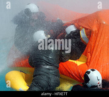 050927-N-7286M-017 Miramar, Californie (sept. 27, 2005) - l'air marin de la Marine s'aident mutuellement dans un radeau de 12 hommes d'attendre un sauvetage simulé dans la piscine au centre de formation en survie de l'Aviation (ASTC) Miramar. L'ASTC mène des formations planifiées pour l'équipage de l'air sur la survie de l'eau afin de s'assurer qu'ils sont prêts pour les situations d'urgence. U.S. Navy photo by Photographer's Mate 2e classe Daniel R. Mennuto (libéré) US Navy 050927-N-7286M-017 de l'air marin de la Marine s'aident mutuellement dans un radeau de 12 hommes d'attendre un sauvetage simulé dans la piscine au centre de formation en survie de l'Aviation (ASTC) Miramar Banque D'Images