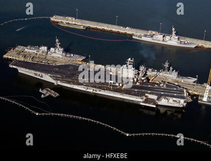 051005-N-3622P-005 Everett, Washington (oct. 5, 2005) - Une vue aérienne de la classe Nimitz porte-avions USS ABRAHAM LINCOLN (CVN 72) à sa jetée à bord Station Navale Everett, Washington U.S. Navy photo by PhotographerÕs Mate 2e classe Chris Perkins (libéré) US Navy 051005-N-3622P-005 Une vue aérienne de la classe Nimitz porte-avions USS ABRAHAM LINCOLN (CVN 72) à sa jetée à bord Station Navale Everett, laver Banque D'Images