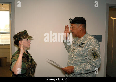 051001-N-3188R-001 Belle Chasse, en Louisiane (oct. 1, 2005) Ð Commandant général de l'armée américaine d'abord, le lieutenant général Russel Honoré reenlists Yeoman 2e classe de la Marine américaine Donna Lou Morgan à la Task Force Conjointe Katrina siège à Belle Chasse, en Louisiane Le lieutenant général Honoré est le premier plan de reprise de l'ouragan Katrina et les secours sur la côte américaine du golfe du Mexique. La participation de la marine dans les opérations d'aide humanitaire sont menées par la Federal Emergency Management Agency (FEMA), en collaboration avec le ministère de la Défense. Photo de la Marine américaine par le lieutenant Cmdr. Daniel Rowe (libéré) US Navy 051001-N-3188R-001, le Commandant Général Banque D'Images